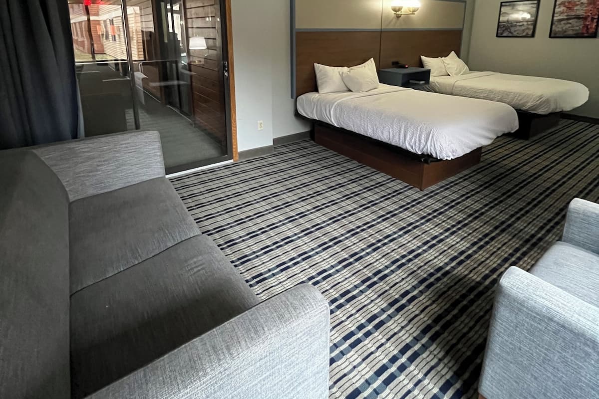 Superior-rum - 2 queensize-sängar - icke-rökare - vid poolen | Skrivbord, mörkläggningsgardiner, strykjärn/strykbräda och barnsängar