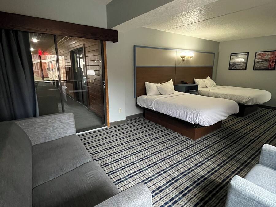 Quarto superior, 2 camas Queen, para não fumantes, ao lado da piscina | Escrivaninha, cortinas blackout, ferros/tábuas de passar roupa