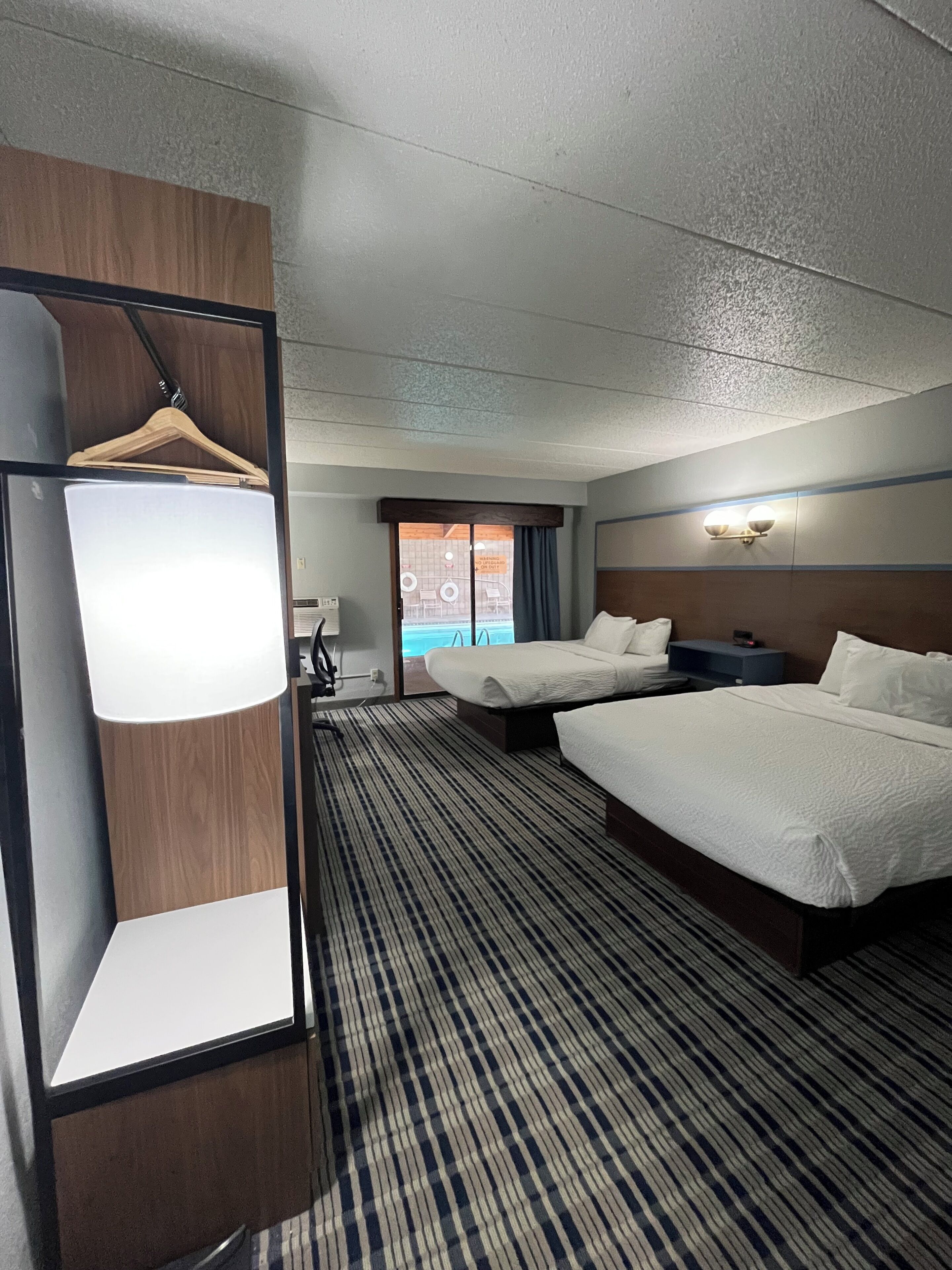 Deluxe-rum - 2 queensize-sängar - icke-rökare - vid poolen | Skrivbord, mörkläggningsgardiner, strykjärn/strykbräda och barnsängar