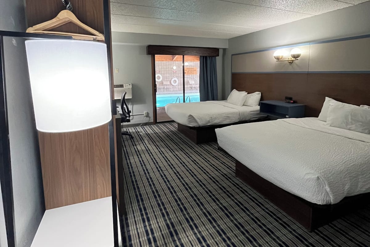 Deluxe-rum - 2 queensize-sängar - icke-rökare - vid poolen | Skrivbord, mörkläggningsgardiner, strykjärn/strykbräda och barnsängar