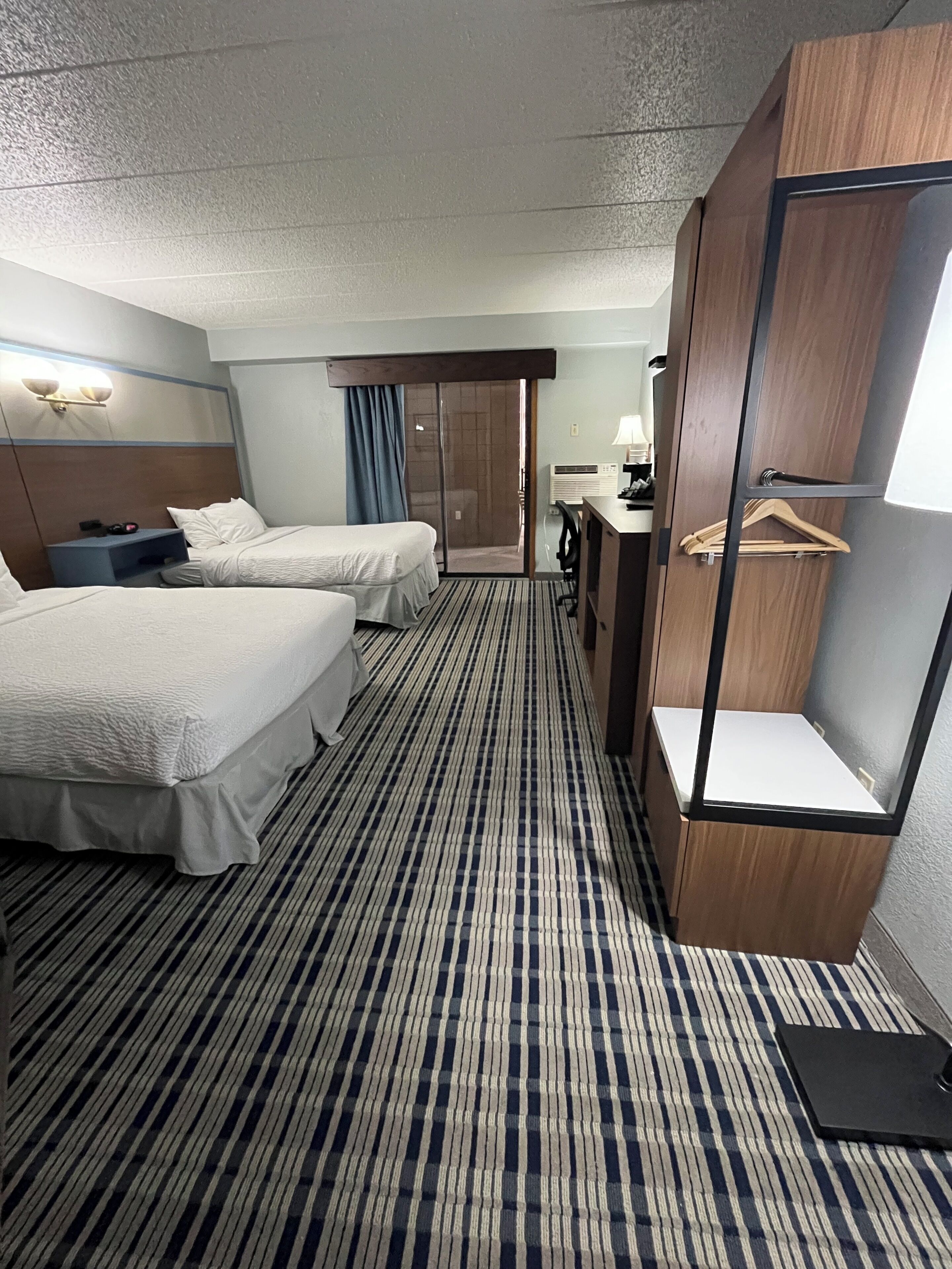 Deluxe-rum - 2 queensize-sängar - tillgänglighetsanpassat - vid poolen (Non Smoking - Mobility) | Skrivbord, mörkläggningsgardiner, strykjärn/strykbräda och barnsängar