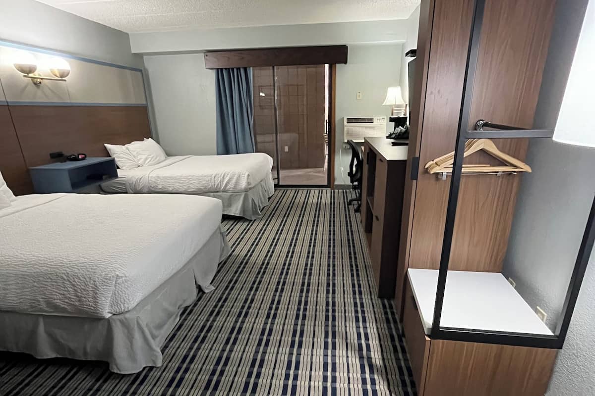 Deluxe-rum - 2 queensize-sängar - tillgänglighetsanpassat - vid poolen (Non Smoking - Mobility) | Skrivbord, mörkläggningsgardiner, strykjärn/strykbräda och barnsängar