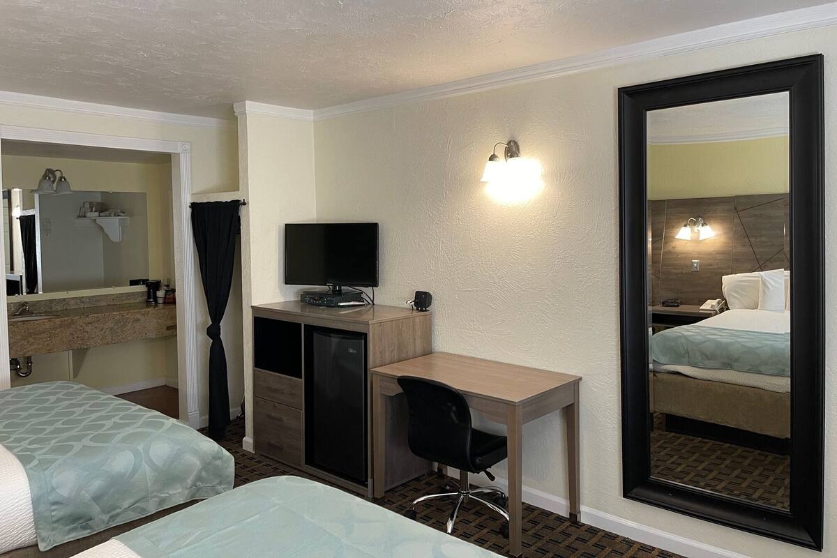 Roupas de cama premium, cortinas blackout, ferros/tábuas de passar roupa