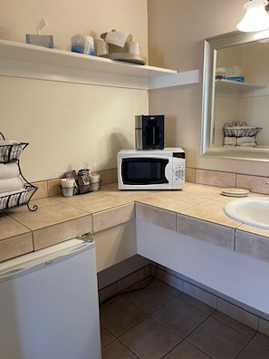 Premium Room | Bathroom | Combined shower/bathtub, free toiletries, hair dryer, towels