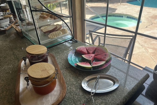 Free daily continental breakfast