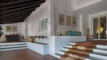 Lobby-lounge