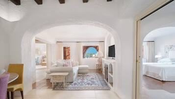 Royal-Suite, 2 Schlafzimmer, Balkon, Meerblick | Wohnzimmer | Flachbildfernseher, Pay-TV