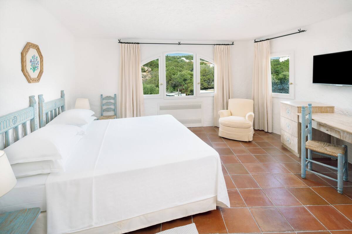 Classic Room, 1 King Bed, Non Smoking, Inner View | 埃及棉床單、高級寢具、迷你吧、房內夾萬