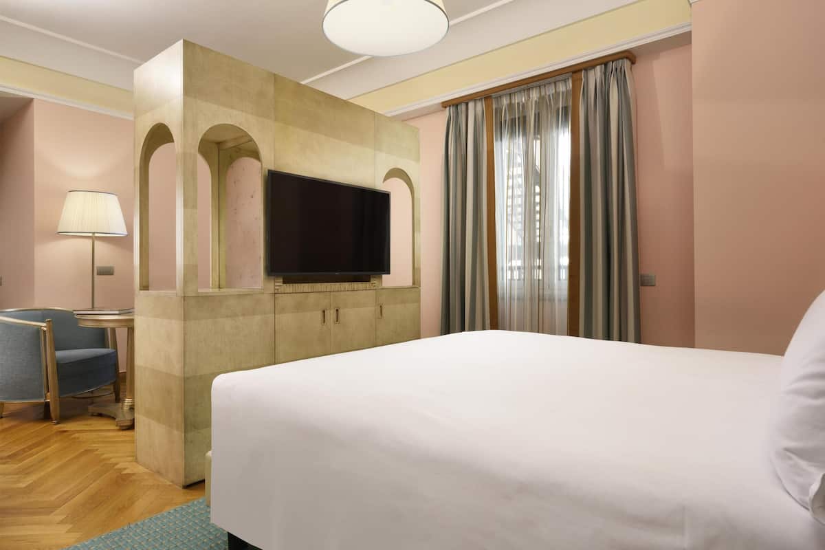 Habitación, 1 cama King size | Ropa de cama de alta calidad, edredón y minibar