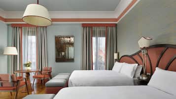 Camera Deluxe, 2 letti queen | Biancheria da letto di alta qualità, copriletto in piuma, minibar