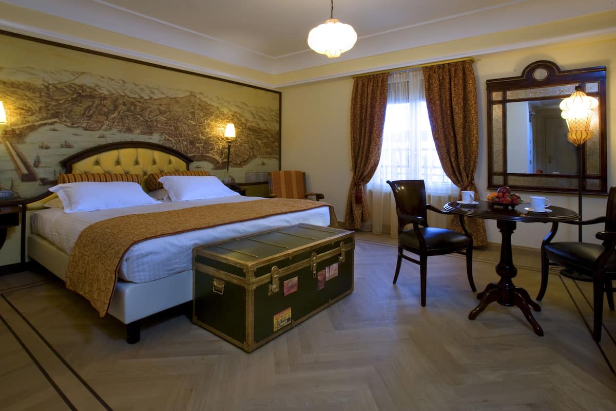 1 bedroom, premium bedding, down duvets, minibar