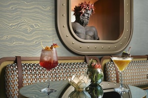 Bar (on property) - Grand Hotel Savoia Genova, Curio Collection by Hilton (Genoa)