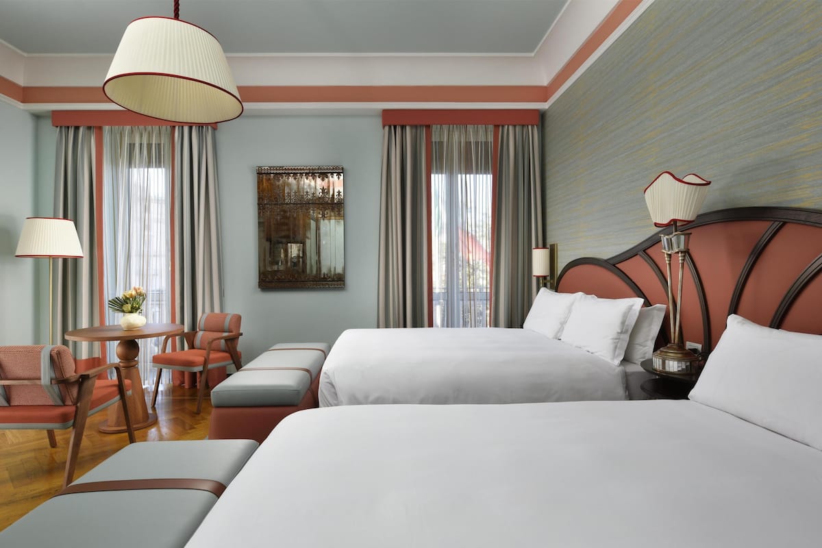 Habitación Deluxe, 2 camas Queen size | Ropa de cama de alta calidad, edredón y minibar