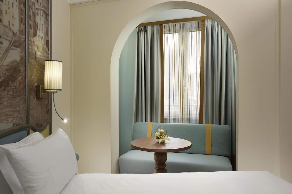 Habitación, 1 cama Queen size | Área de sala de estar | Televisión de 55 pulgadas con canales por cable