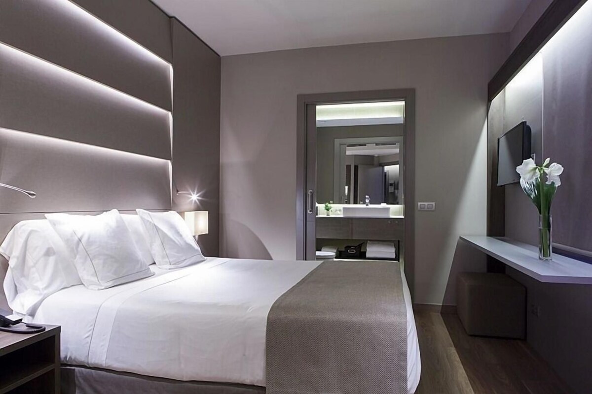 Egyptian cotton sheets, down comforters, minibar, in-room safe