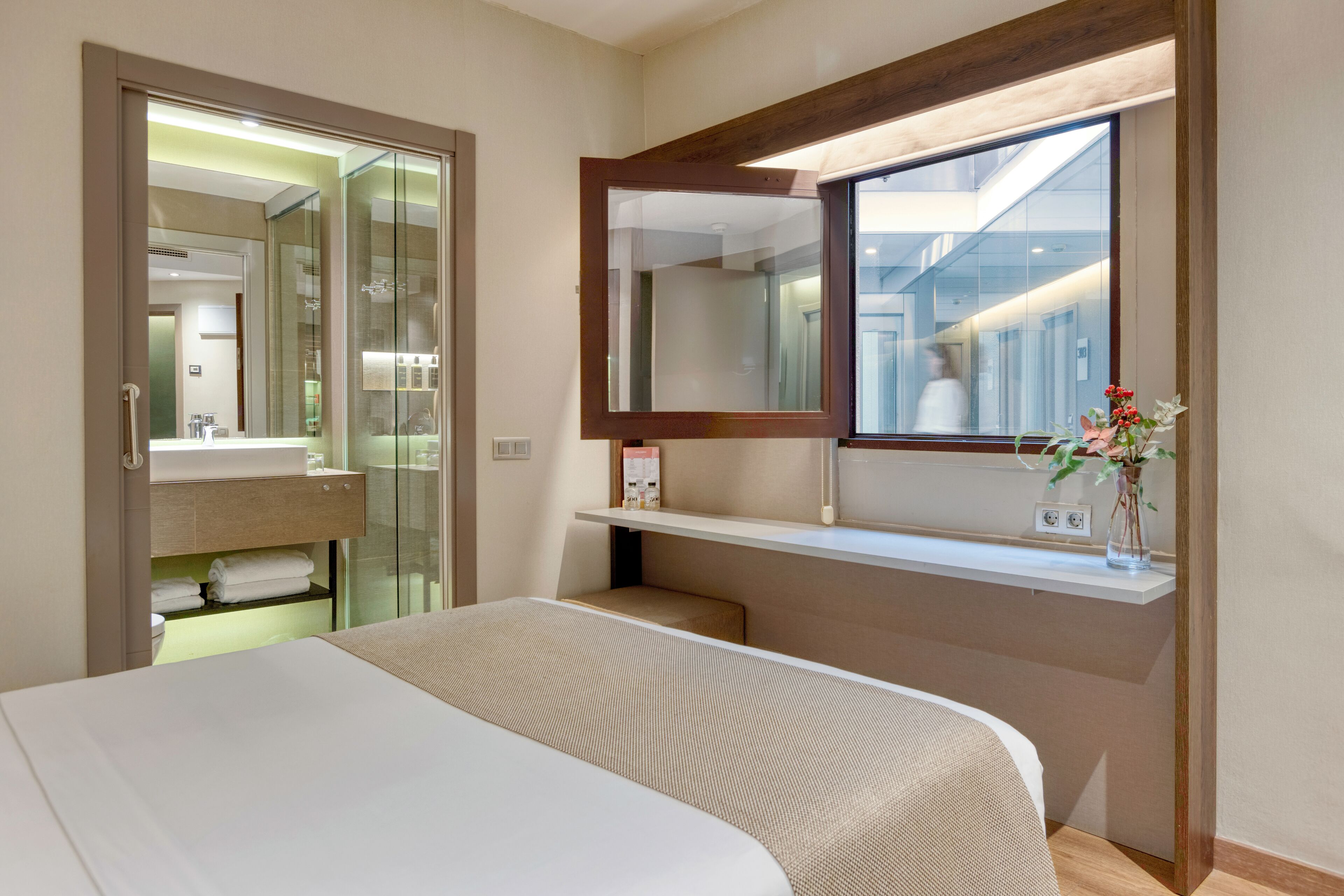 economy double room (interior) | 1 bedroom, egyptian cotton sheets, down duvets, minibar