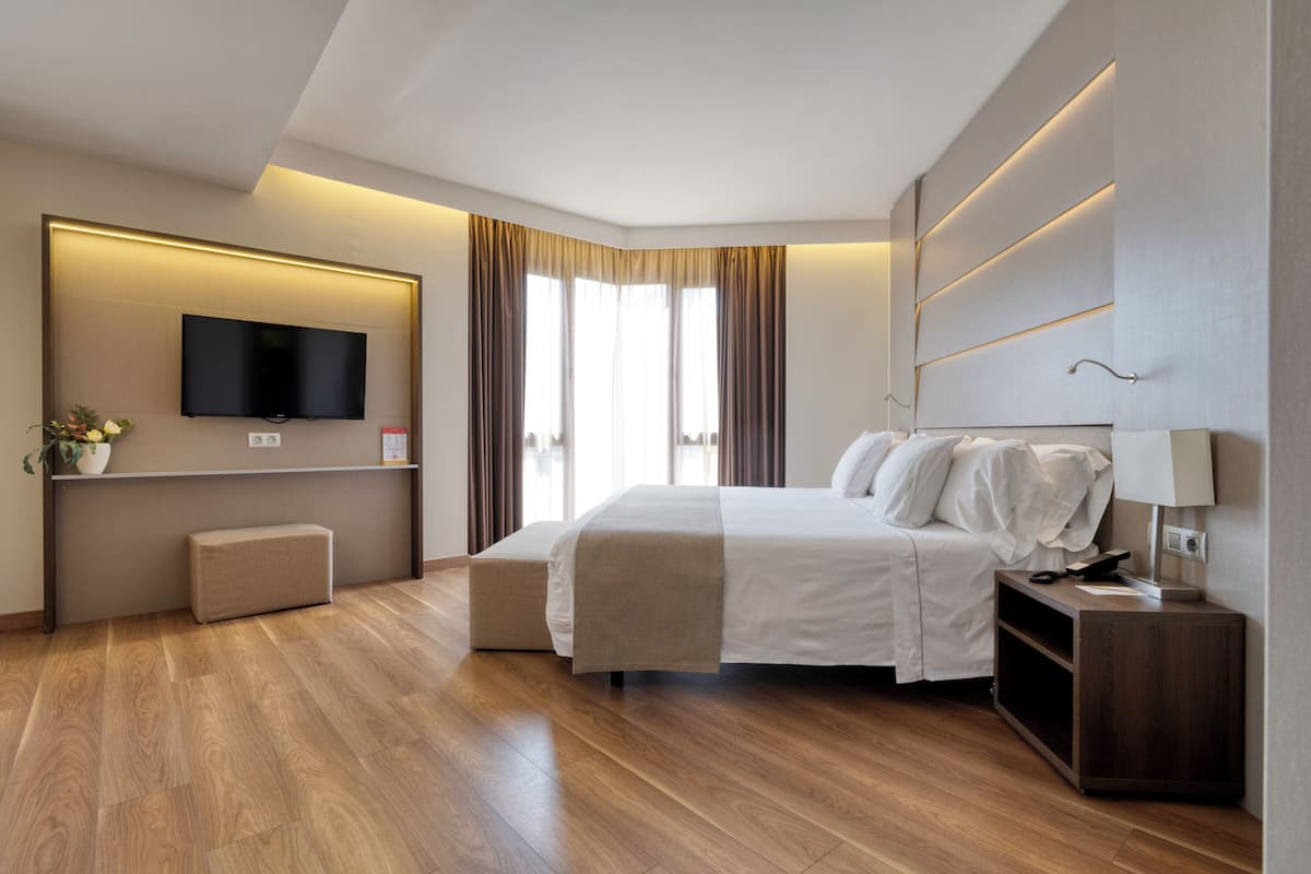 Junior Suite | Egyptian cotton sheets, down comforters, minibar, in-room safe