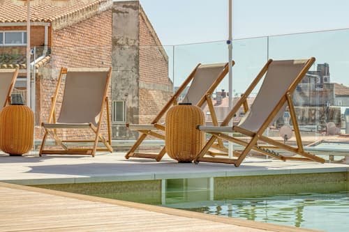 Outdoor pool, pool umbrellas, sun loungers