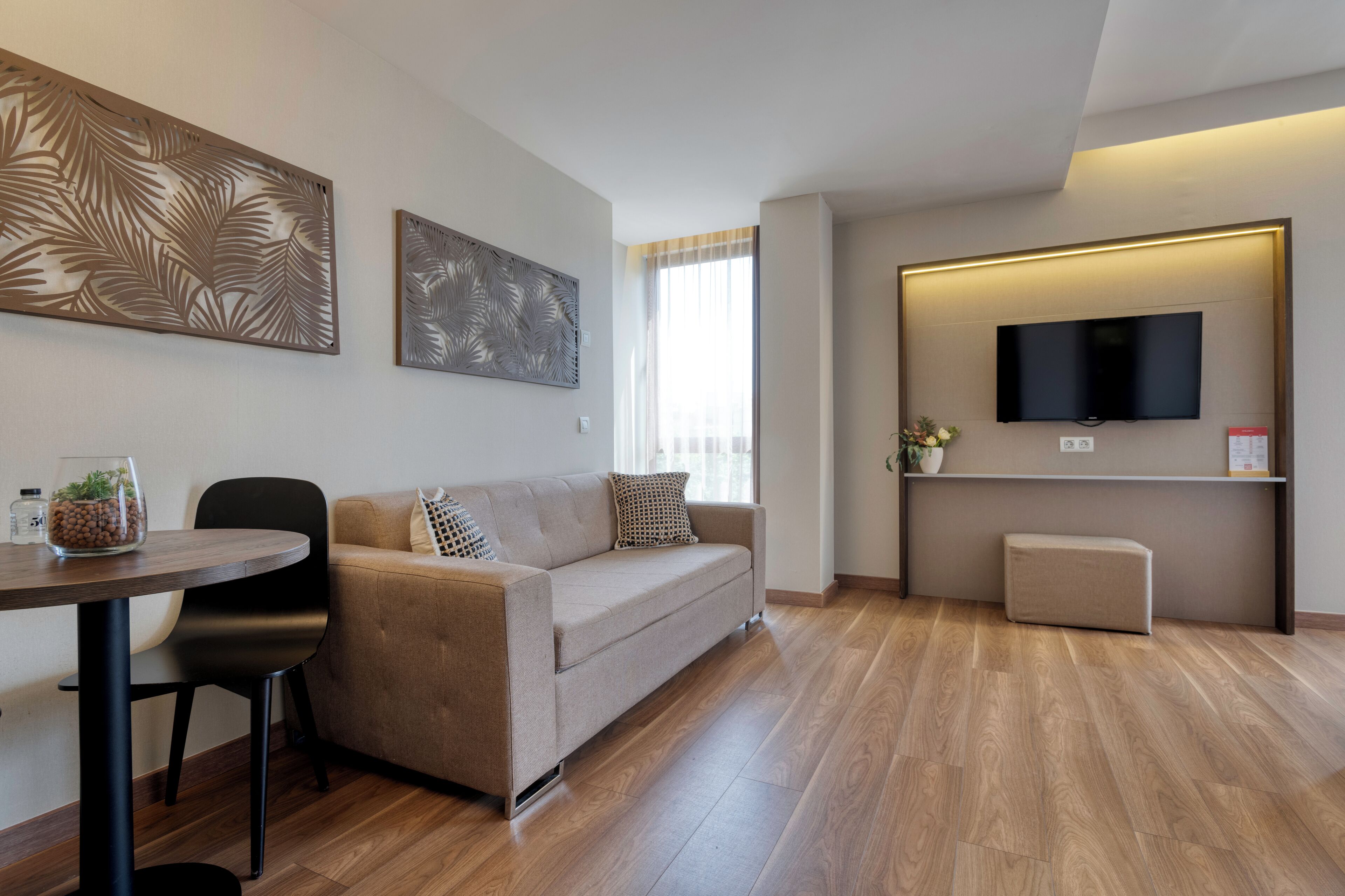 Junior Suite | Living area | 38-inch plasma TV with satellite channels, TV