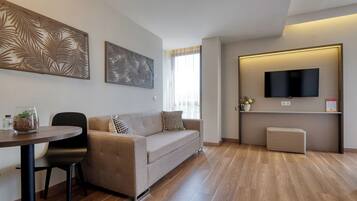 Junior Suite | Living area | 38-inch plasma TV with satellite channels, TV