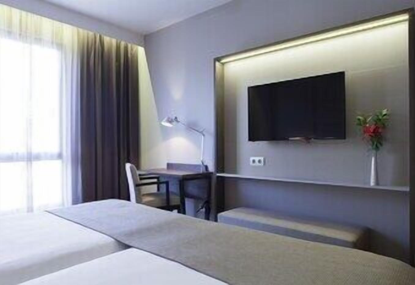 Seprai katun Mesir, selimut bulu angsa, minibar, dan brankas