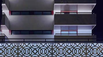 Ein mehrstöckiges Hotel mit moderner Fassade, großen Fenstern und einem strukturierten Eingangsbereich.
