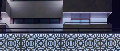 Un hotel de varios pisos con fachada moderna, ventanas amplias y entrada con diseño.