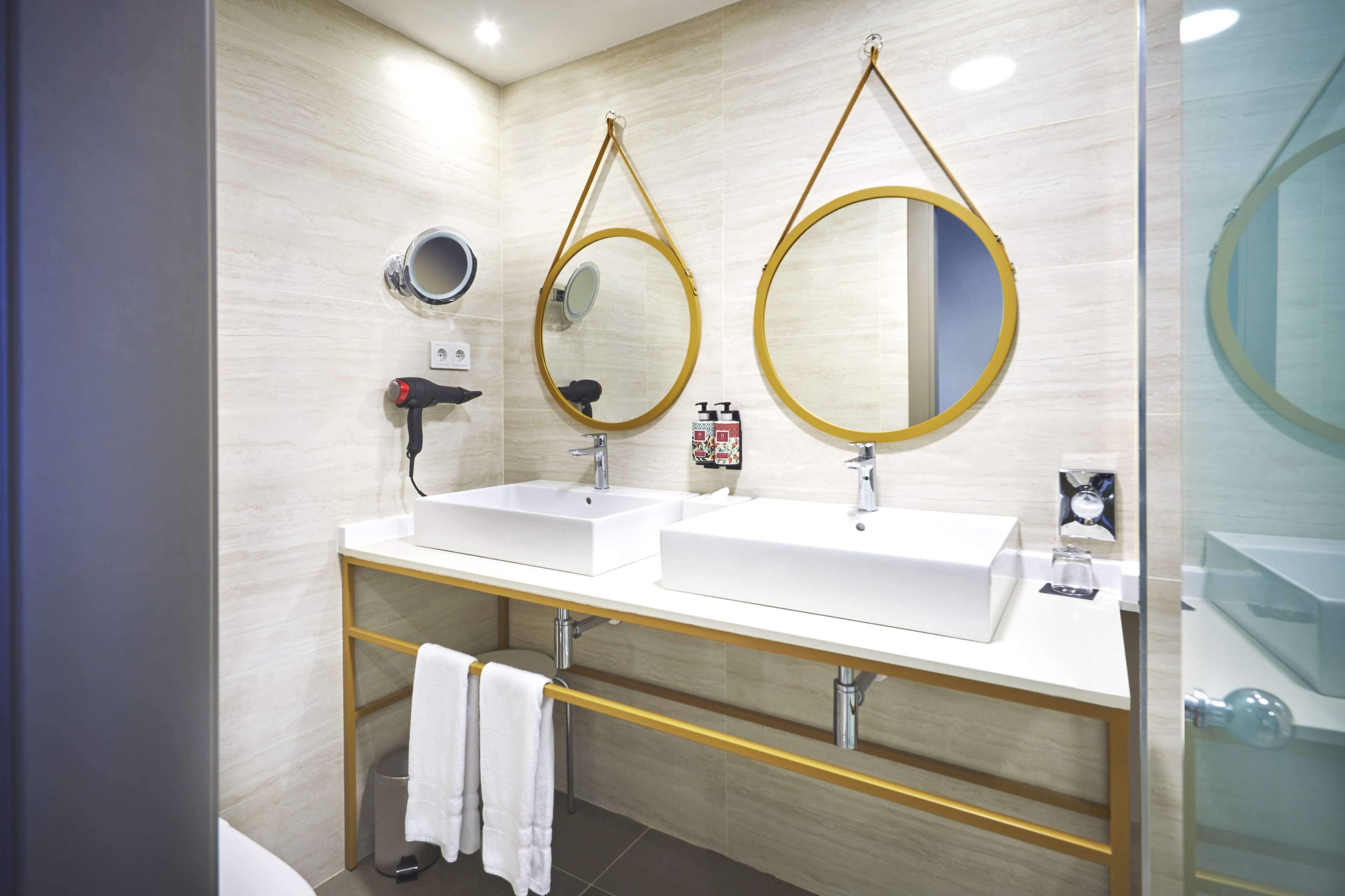 suite | bathroom | bathtub, free toiletries, hair dryer, bidet