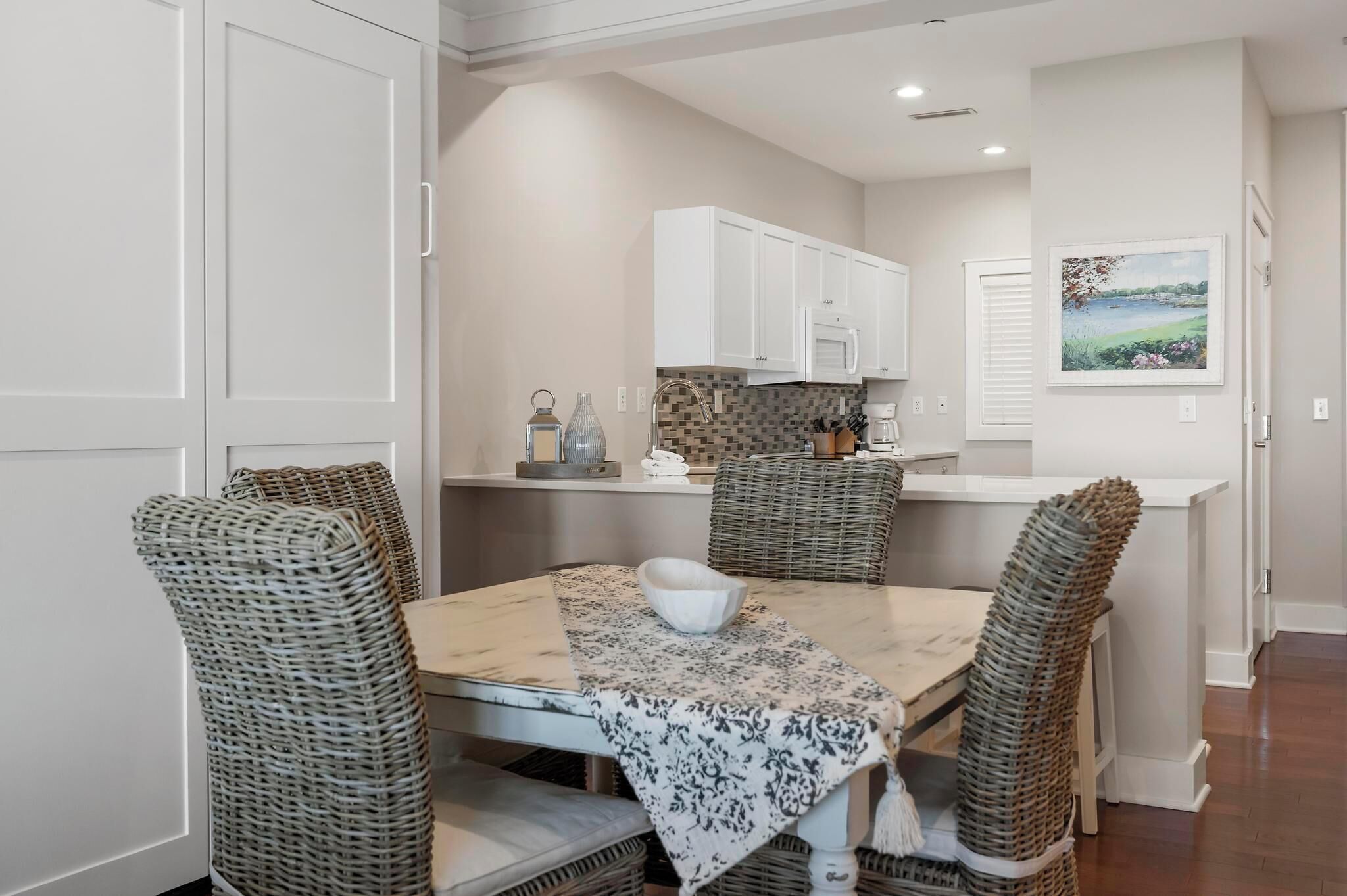 maritime suite lakeview | private kitchen | full-sized fridge, microwave, stovetop, dishwasher
