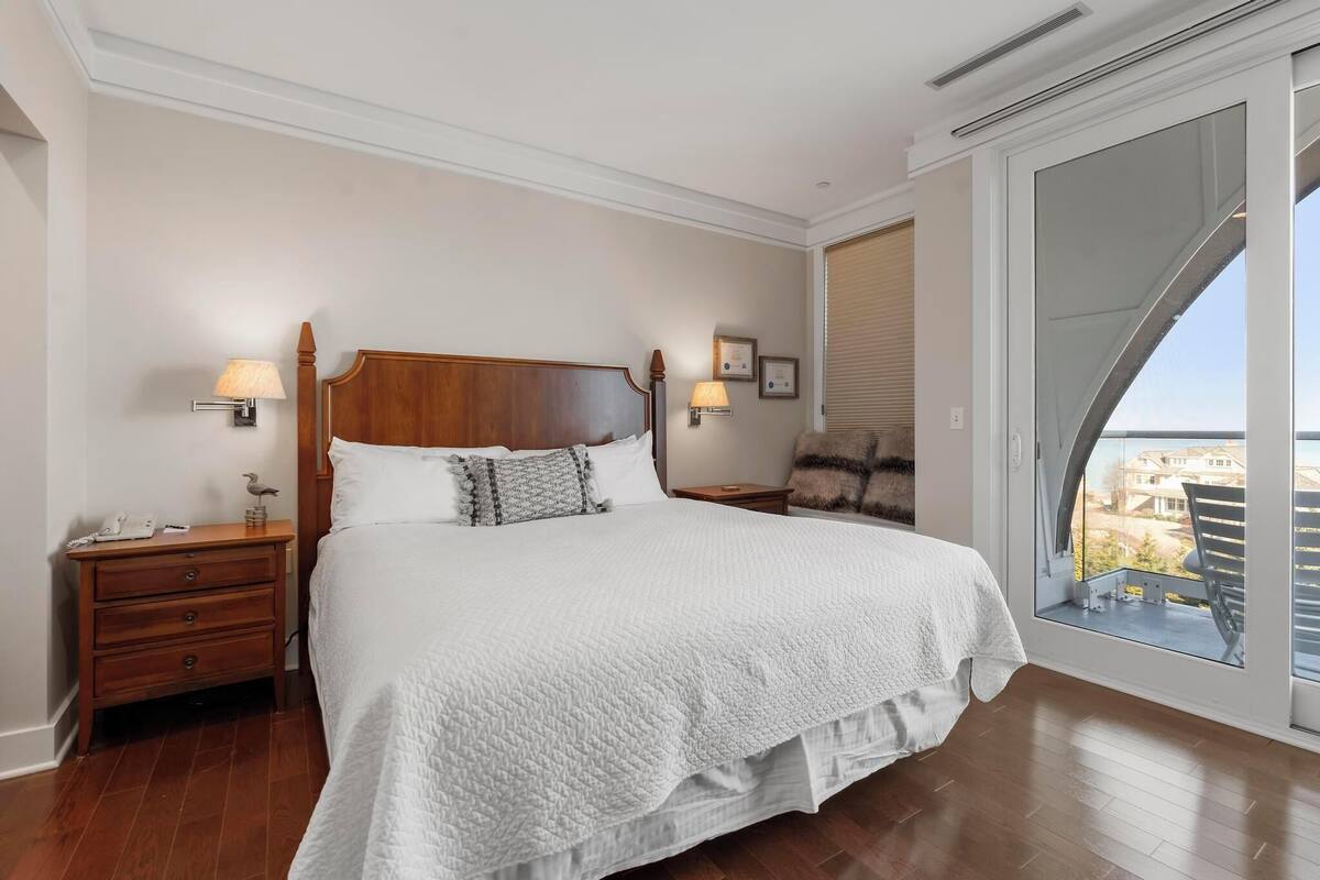 Maritime Suite Lakeview | Premium bedding, iron/ironing board, rollaway beds (surcharge)