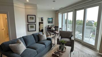 Suíte | Área de estar | TV de tela plana, lareira