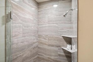 Suite | Badezimmer | Kostenlose Toilettenartikel, Haartrockner, Handtücher, Seife