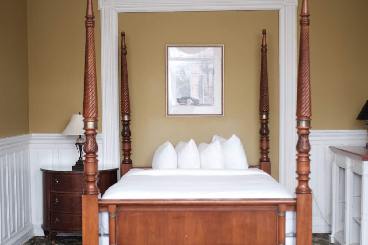 Deluxe Queen | 1 bedroom, premium bedding, individually decorated