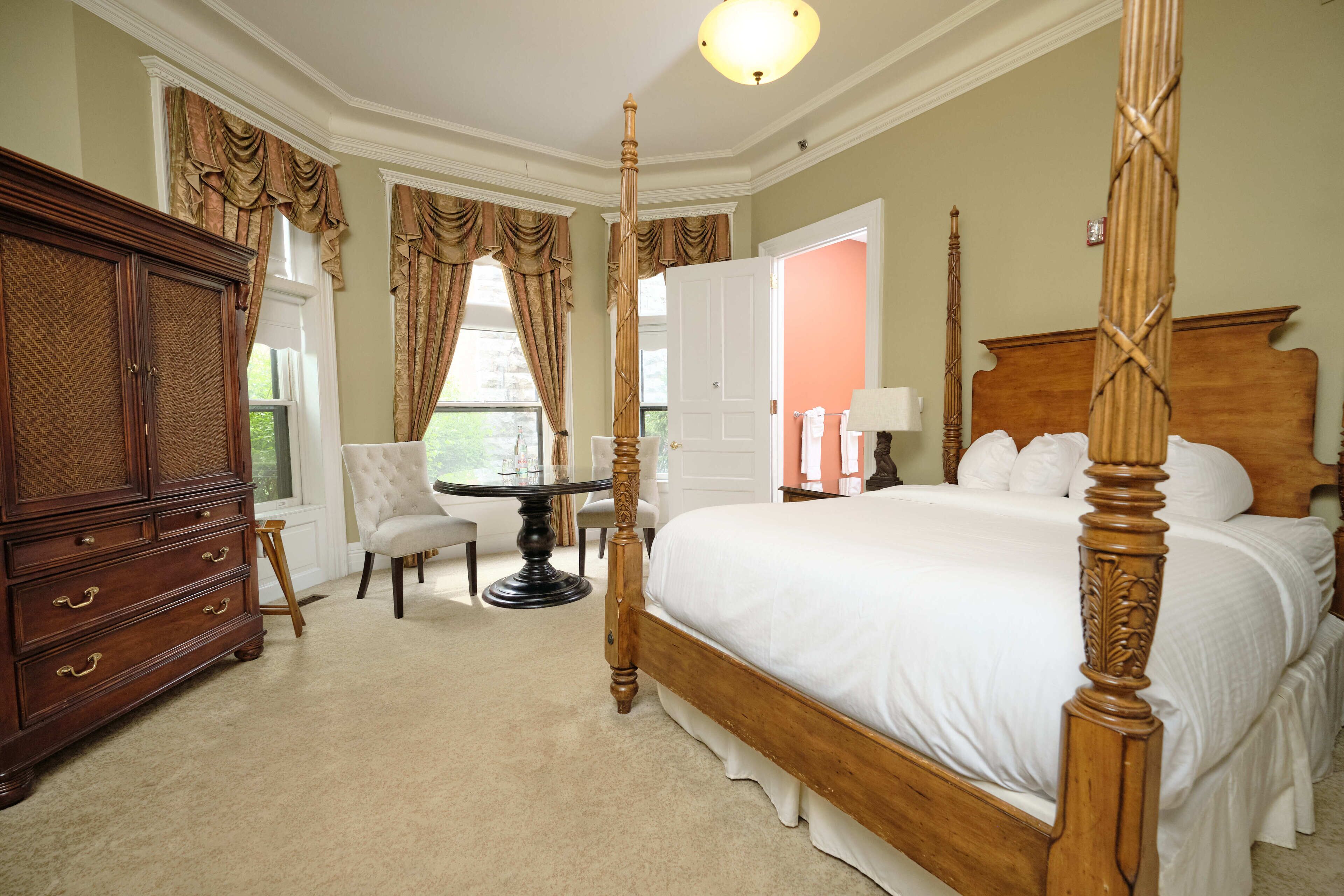 Roehm House Deluxe Queen | Premium bedding, individually decorated, individually furnished