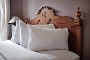 Roehm House Standard Queen | Premium bedding, individually decorated, individually furnished
