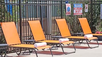 Una piscina al aire libre de temporada