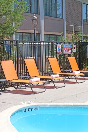 Piscine extérieure en saison