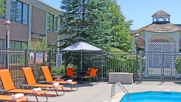 Una piscina al aire libre de temporada