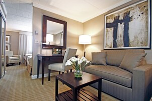 Colchones Select Comfort y caja de seguridad en la habitación 