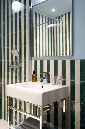 Single Room | Bathroom | Shower, designer toiletries, hair dryer, bathrobes - Hôtel Beauregard  (Paris)
