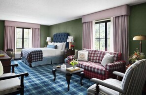 Room, 1 King Bed | Pillowtop beds, in-room safe, desk, blackout drapes