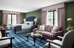 Room, 1 King Bed | Pillowtop beds, in-room safe, desk, blackout drapes