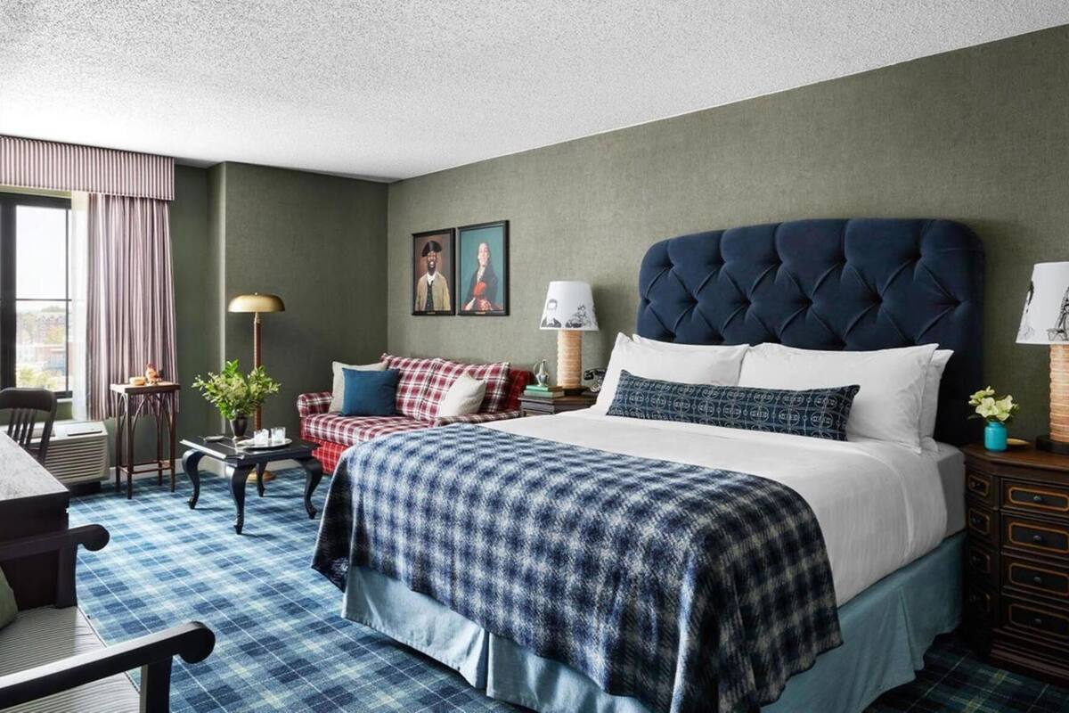 Pillowtop beds, in-room safe, desk, blackout drapes