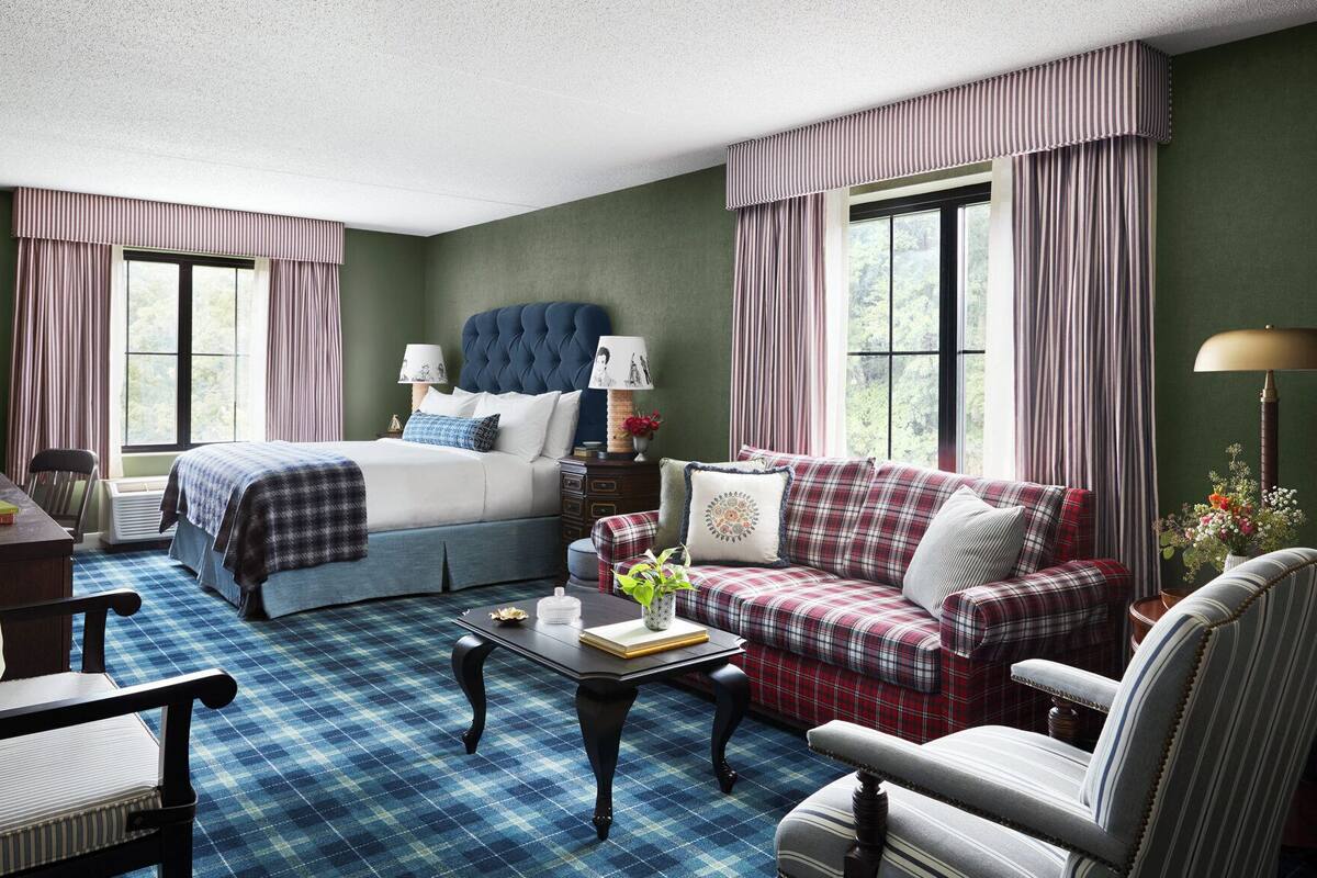 Pillowtop beds, in-room safe, desk, blackout drapes