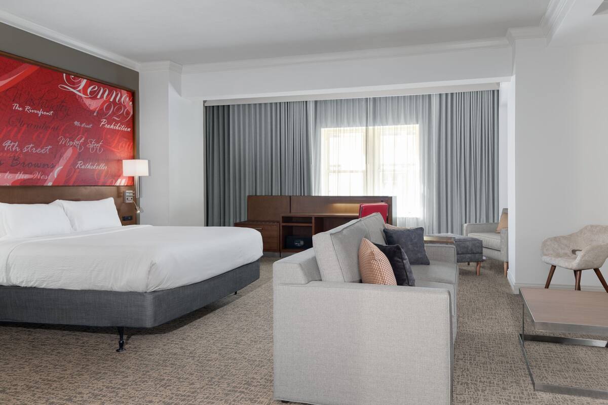 Suite Junior, 1 Tempat Tidur King dengan tempat tidur Sofa | Area keluarga | Smart TV dan Netflix