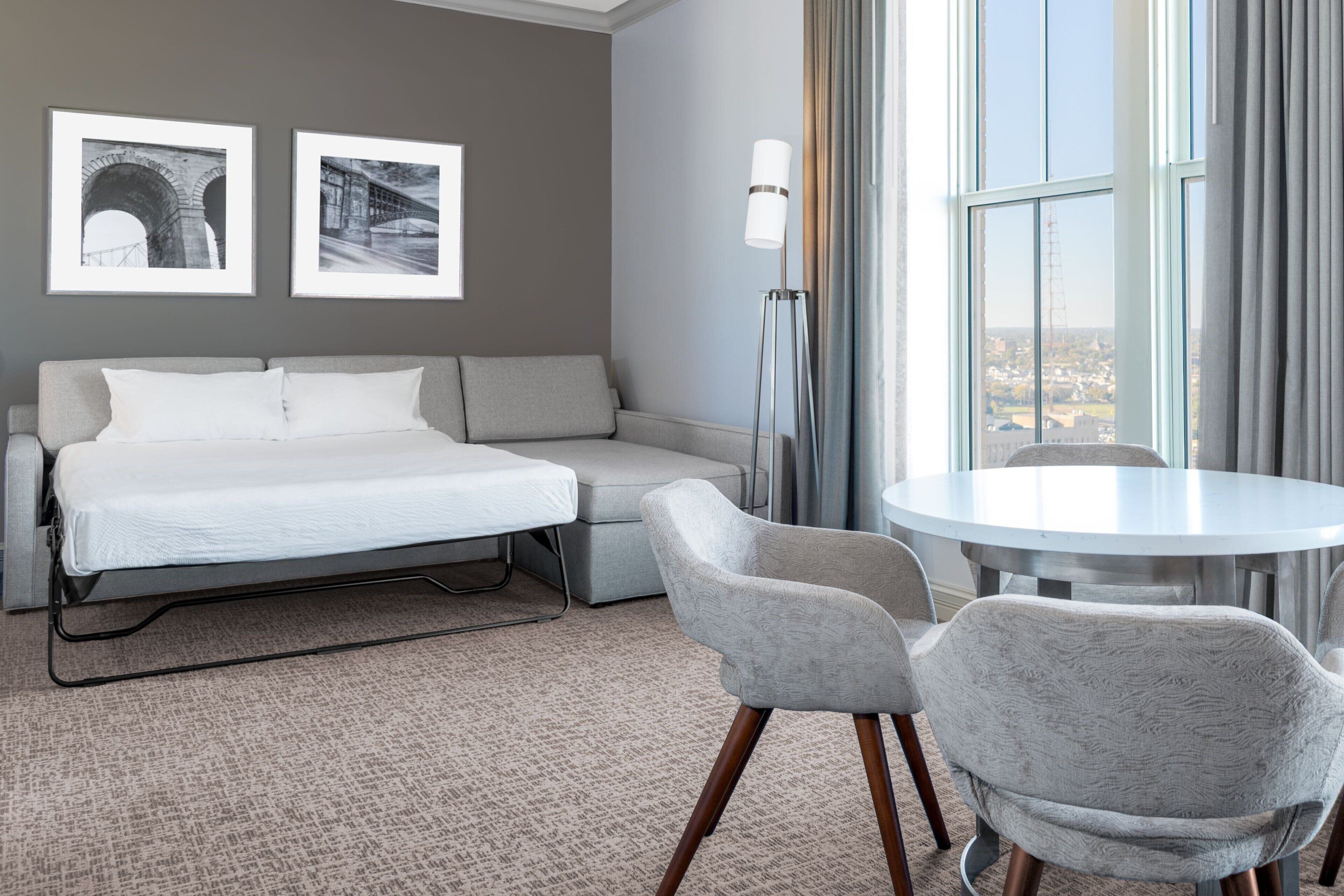 Suite, 1 habitación, vista a la ciudad | Ropa de cama de alta calidad y caja de seguridad en la habitación 