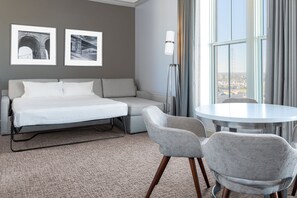 Suite - 1 soveværelse - byudsigt | Premium-sengetøj, pengeskab på værelset, mørklægningsgardiner