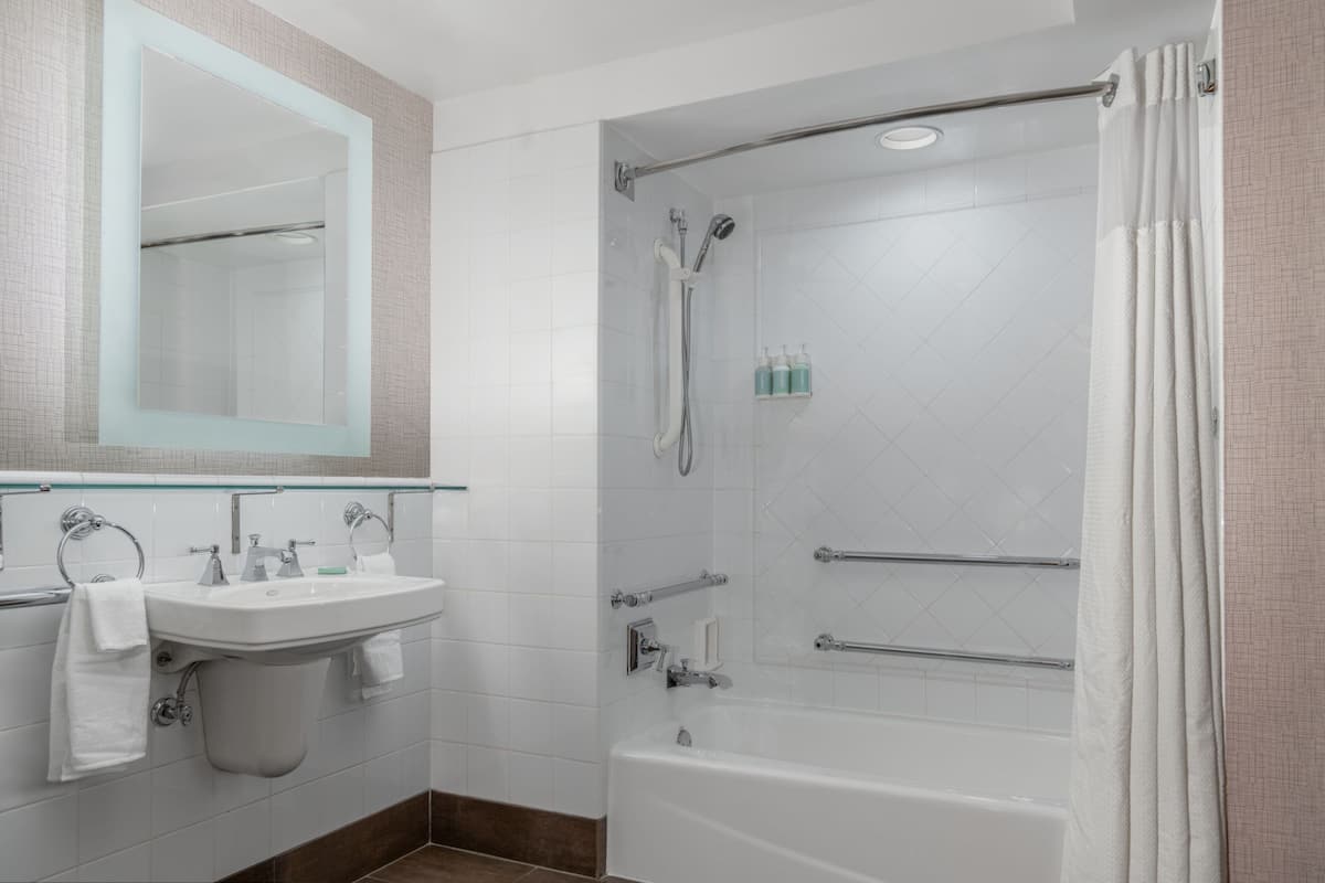 Kamar, 1 Tempat Tidur King dengan tempat tidur Sofa (Mobility Accessible, Tub) | Kamar mandi | Kombinasi shower/bathtub dan perlengkapan mandi gratis