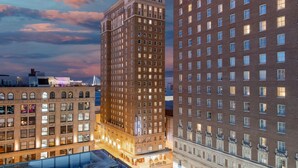 A multi-story building with a classic architectural style, featuring numerous windows and a brick facade. - Courtyard by Marriott St. Louis Downtown/Convention Center (St. Louis)