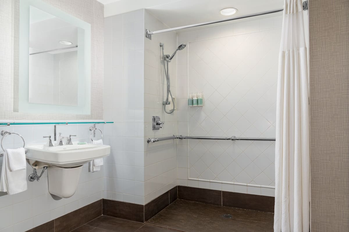 Kamar, 1 Tempat Tidur King dengan tempat tidur Sofa (Mobility Accessible, Roll-In Shower) | Kamar mandi | Kombinasi shower/bathtub dan perlengkapan mandi gratis